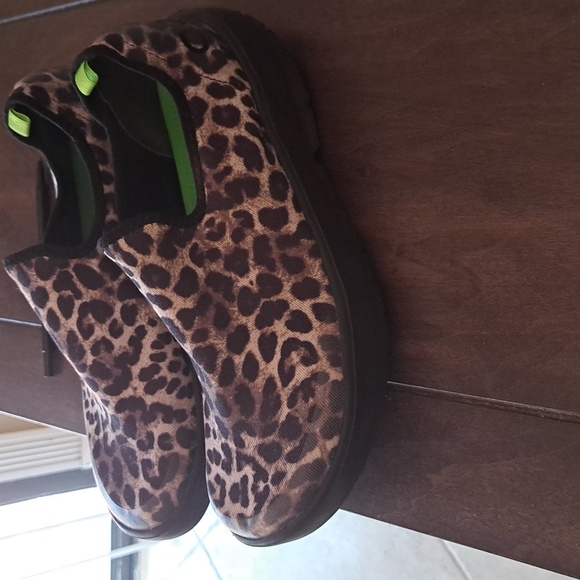 OOFOS OOmg Leapard Print cotton type stretch slip on shoe EUC sz9 - Picture 2 of 6